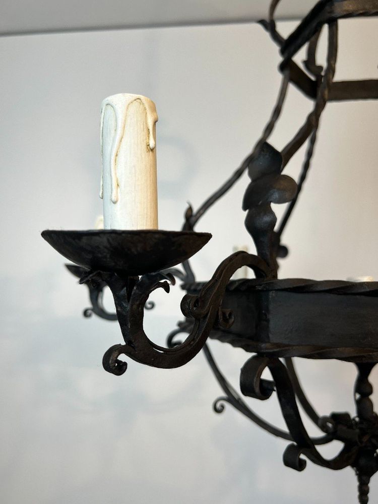 Lampadario a gabbia in ferro battuto con bracci di luci. Opera gotica francese. Circa 1940