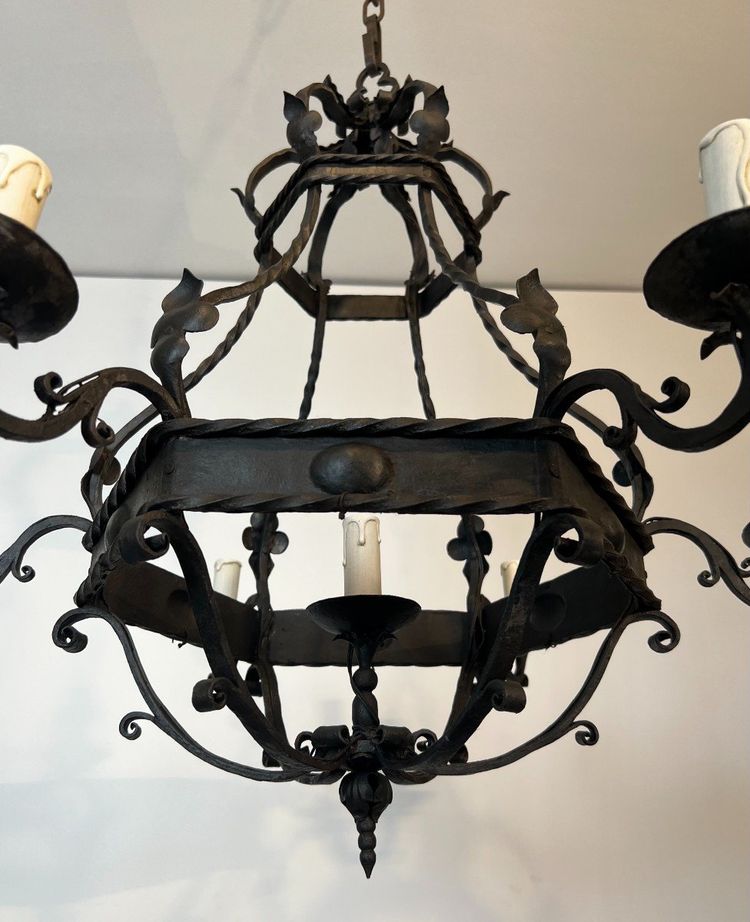 Lampadario a gabbia in ferro battuto con bracci di luci. Opera gotica francese. Circa 1940