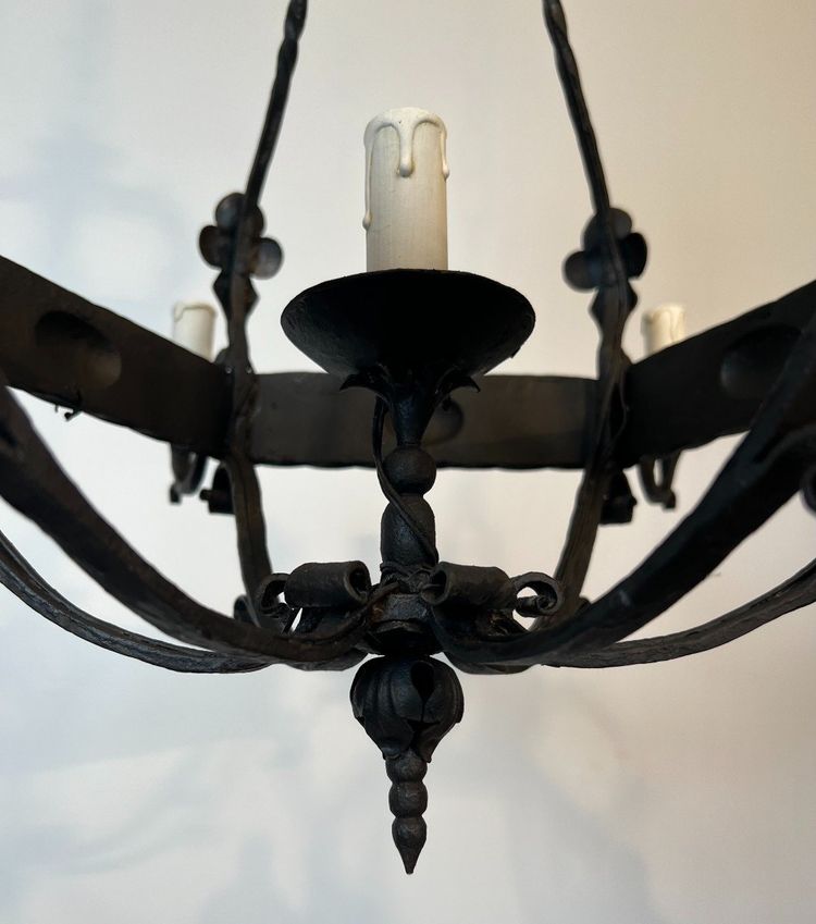 Lampadario a gabbia in ferro battuto con bracci di luci. Opera gotica francese. Circa 1940