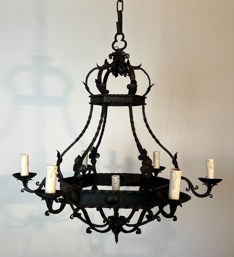 Lampadario a gabbia in ferro battuto con bracci di luci. Opera gotica francese. Circa 1940