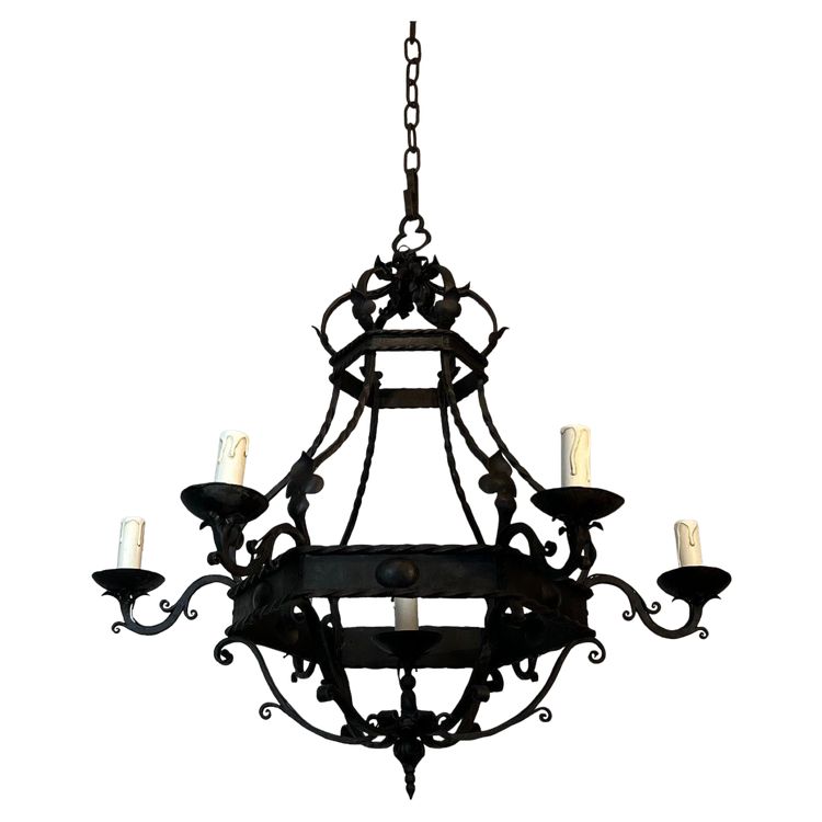 Lampadario a gabbia in ferro battuto con bracci di luci. Opera gotica francese. Circa 1940