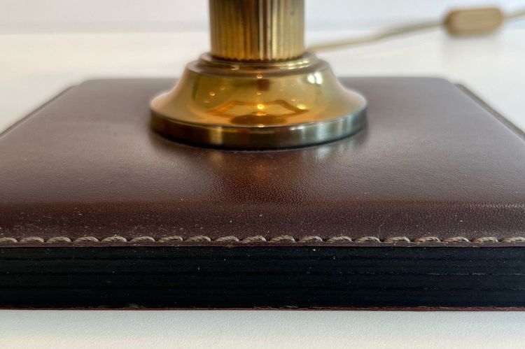 Lampe De Bureau En Cuir Marron Et Laiton. French work in the style of Jacques Adnet