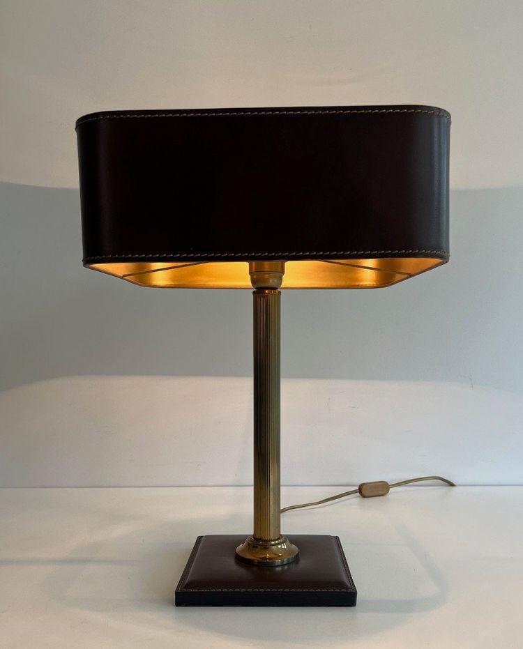 Lampe De Bureau En Cuir Marron Et Laiton. French work in the style of Jacques Adnet