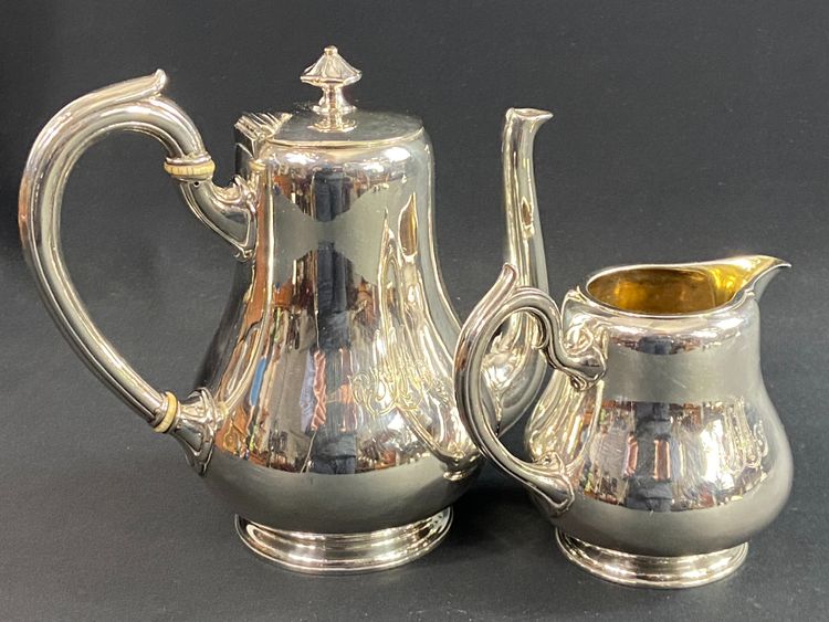Kaffeekanne und Milchkännchen mit Monogramm MA aus versilbertem Metall signiert CHRISTOFLE