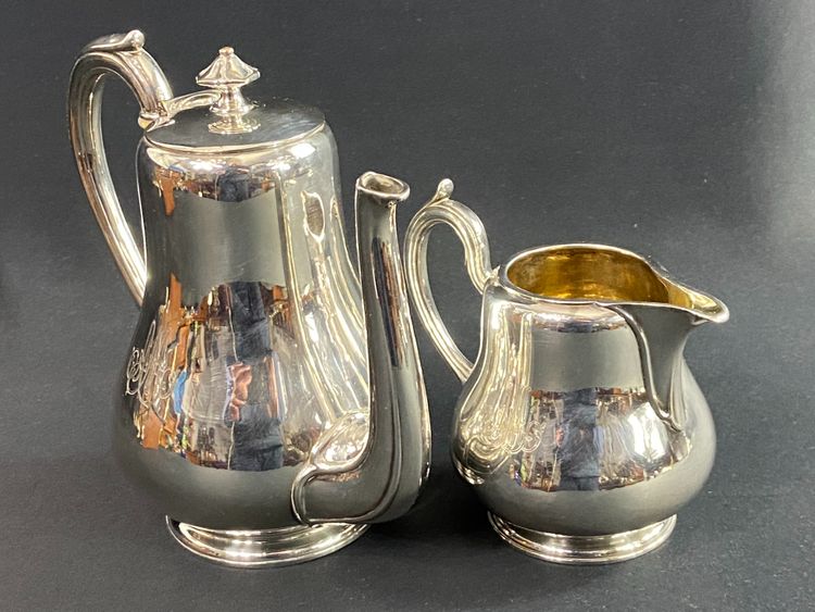 Kaffeekanne und Milchkännchen mit Monogramm MA aus versilbertem Metall signiert CHRISTOFLE