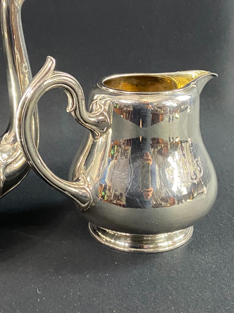 Kaffeekanne und Milchkännchen mit Monogramm MA aus versilbertem Metall signiert CHRISTOFLE