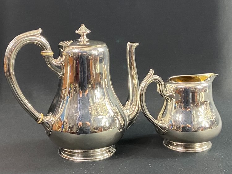 Kaffeekanne und Milchkännchen mit Monogramm MA aus versilbertem Metall signiert CHRISTOFLE