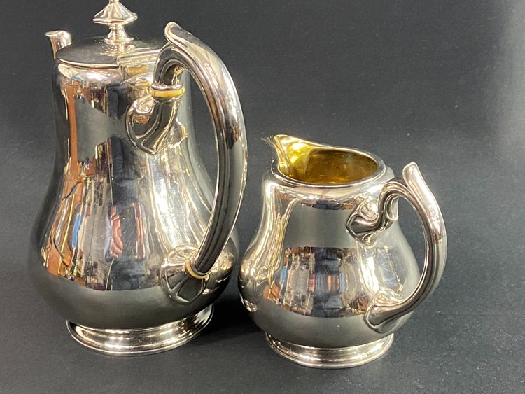 Kaffeekanne und Milchkännchen mit Monogramm MA aus versilbertem Metall signiert CHRISTOFLE