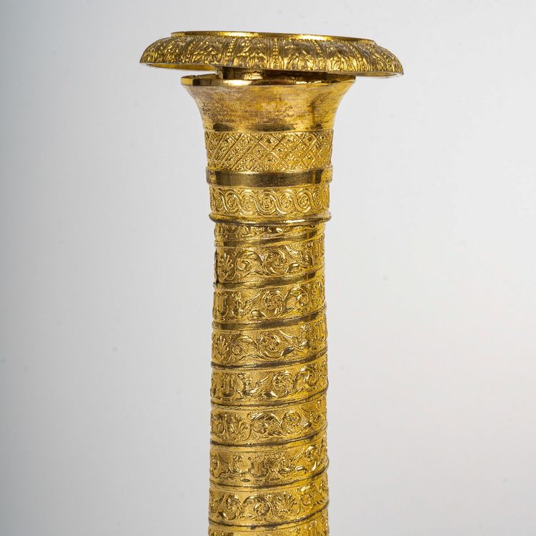 Ein Paar kleine Kerzenhalter aus vergoldeter Bronze mit Vendôme-Säulendekor aus der Empire-Epoche um 1810