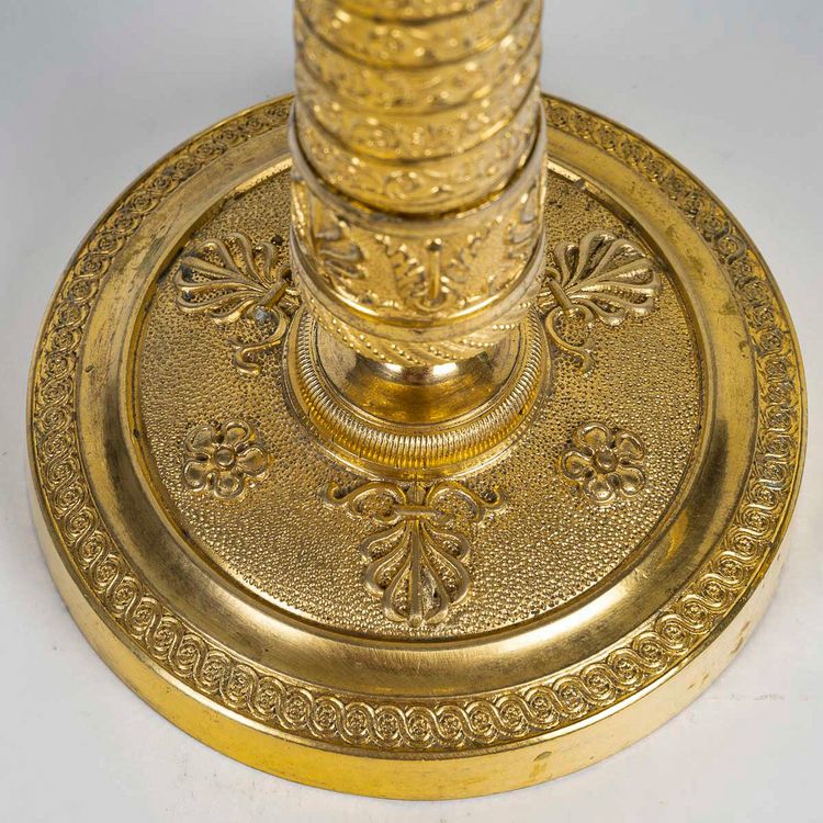Ein Paar kleine Kerzenhalter aus vergoldeter Bronze mit Vendôme-Säulendekor aus der Empire-Epoche um 1810