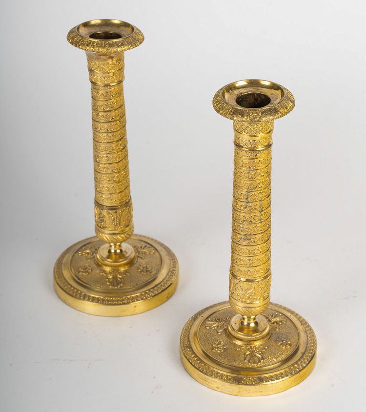 Ein Paar kleine Kerzenhalter aus vergoldeter Bronze mit Vendôme-Säulendekor aus der Empire-Epoche um 1810