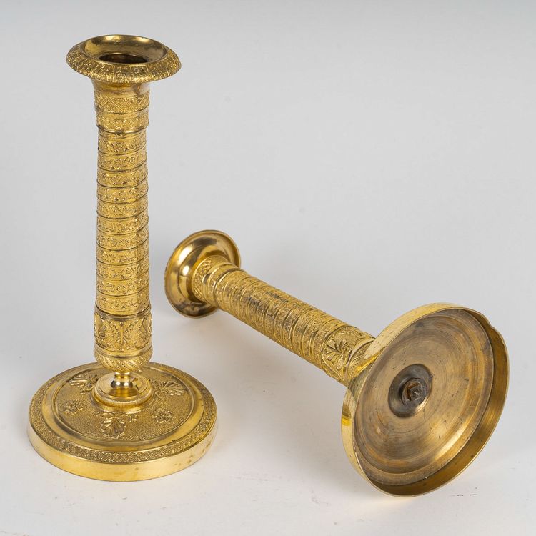 Ein Paar kleine Kerzenhalter aus vergoldeter Bronze mit Vendôme-Säulendekor aus der Empire-Epoche um 1810