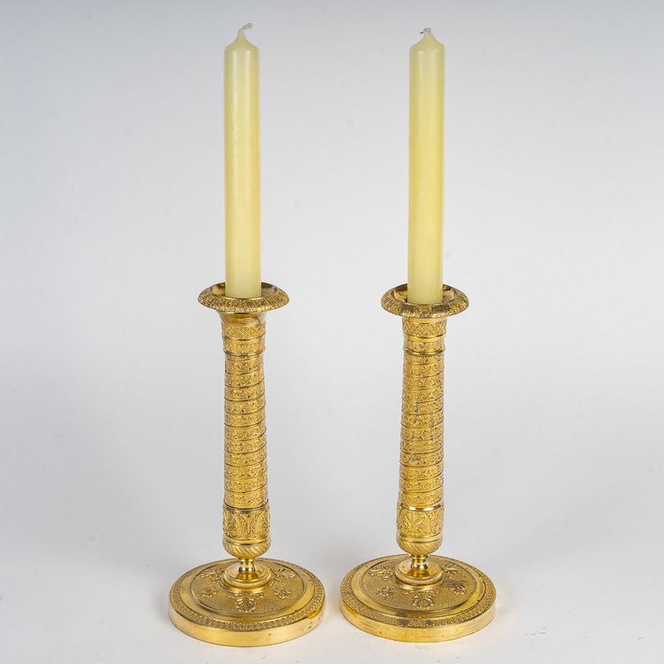 Ein Paar kleine Kerzenhalter aus vergoldeter Bronze mit Vendôme-Säulendekor aus der Empire-Epoche um 1810