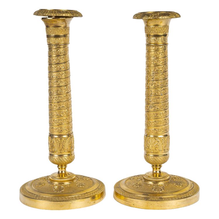 Ein Paar kleine Kerzenhalter aus vergoldeter Bronze mit Vendôme-Säulendekor aus der Empire-Epoche um 1810
