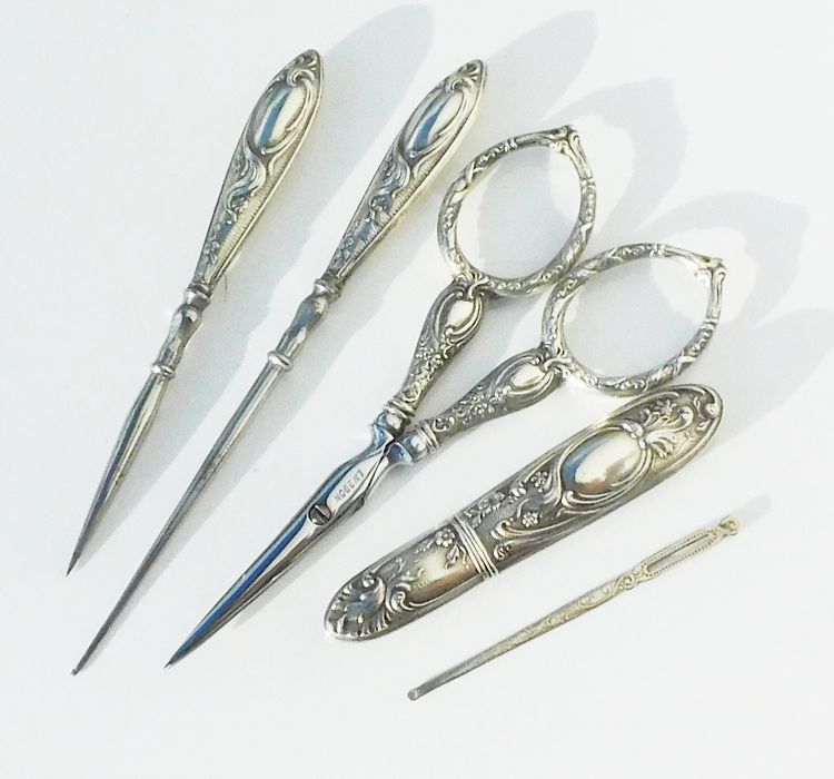 Bellissimo kit da cucito in argento massiccio in stile Art Nouveau. Contiene un paio di forbici da ricamo.