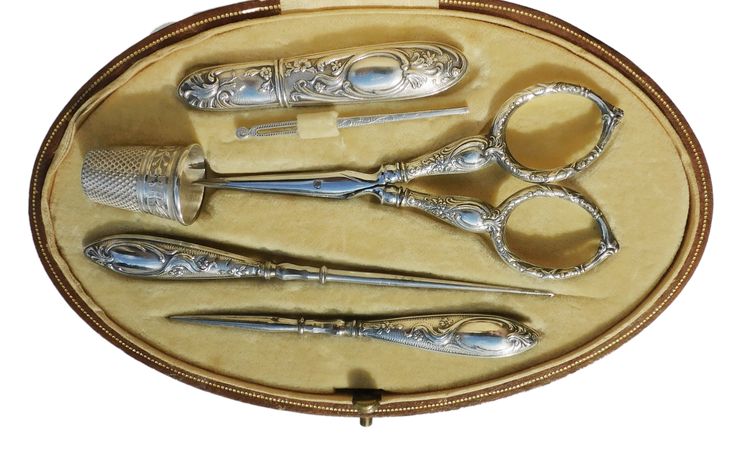 Bellissimo kit da cucito in argento massiccio in stile Art Nouveau. Contiene un paio di forbici da ricamo.