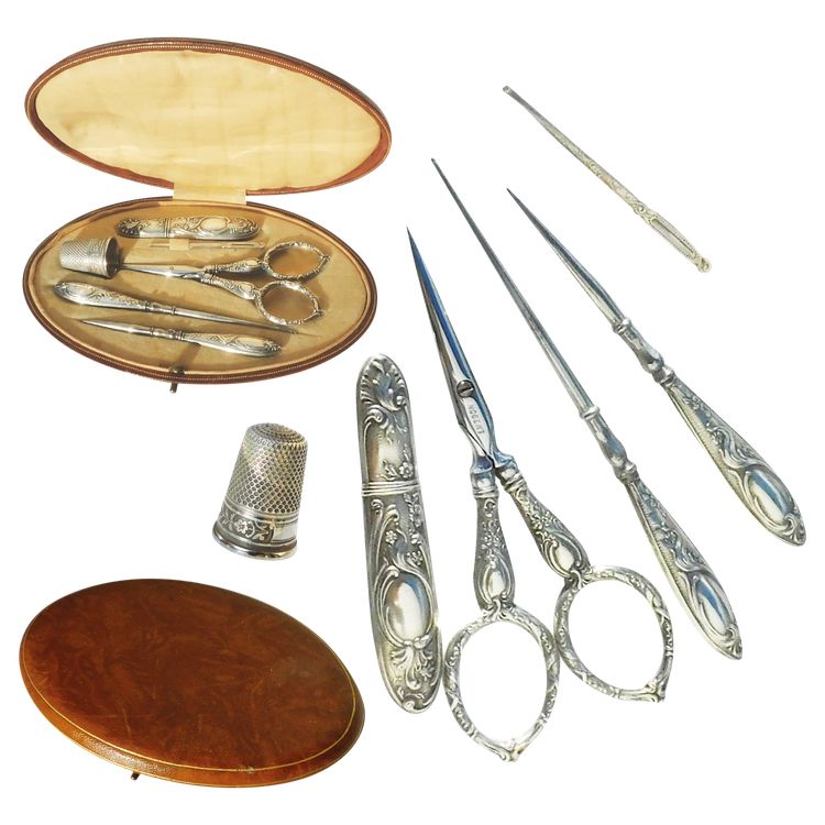 Bellissimo kit da cucito in argento massiccio in stile Art Nouveau. Contiene un paio di forbici da ricamo.