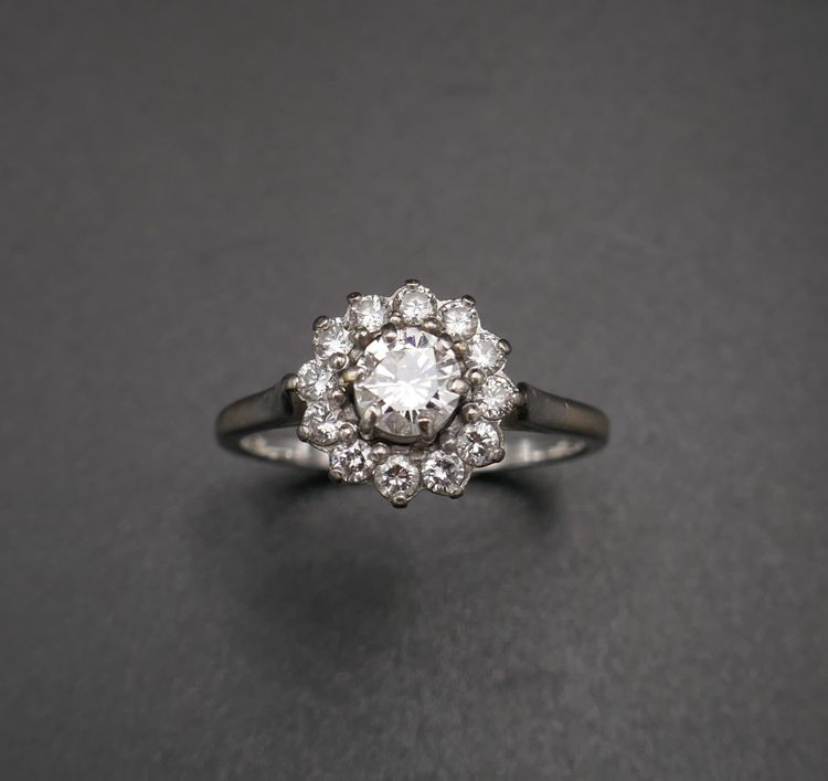 Anello Marguerite, diamanti, oro bianco 18 carati.