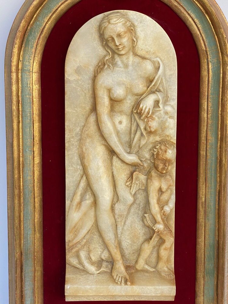 Targa in alabastro con bassorilievo Venus aux Amours Cornice in velluto rosso dorato del XIX secolo