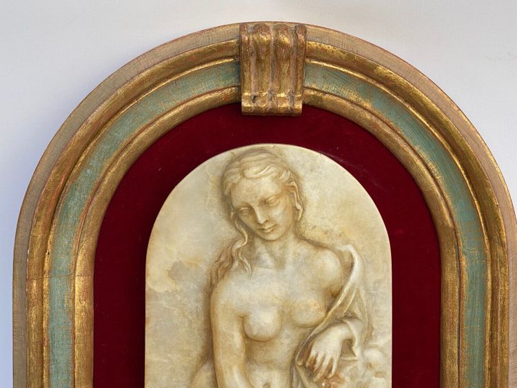 Targa in alabastro con bassorilievo Venus aux Amours Cornice in velluto rosso dorato del XIX secolo