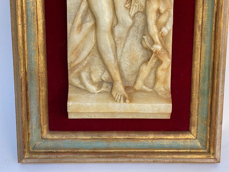 Targa in alabastro con bassorilievo Venus aux Amours Cornice in velluto rosso dorato del XIX secolo