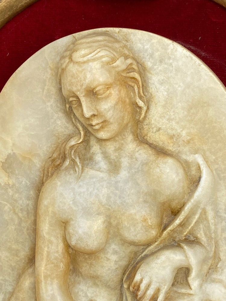 Targa in alabastro con bassorilievo Venus aux Amours Cornice in velluto rosso dorato del XIX secolo