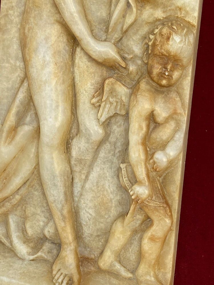 Targa in alabastro con bassorilievo Venus aux Amours Cornice in velluto rosso dorato del XIX secolo