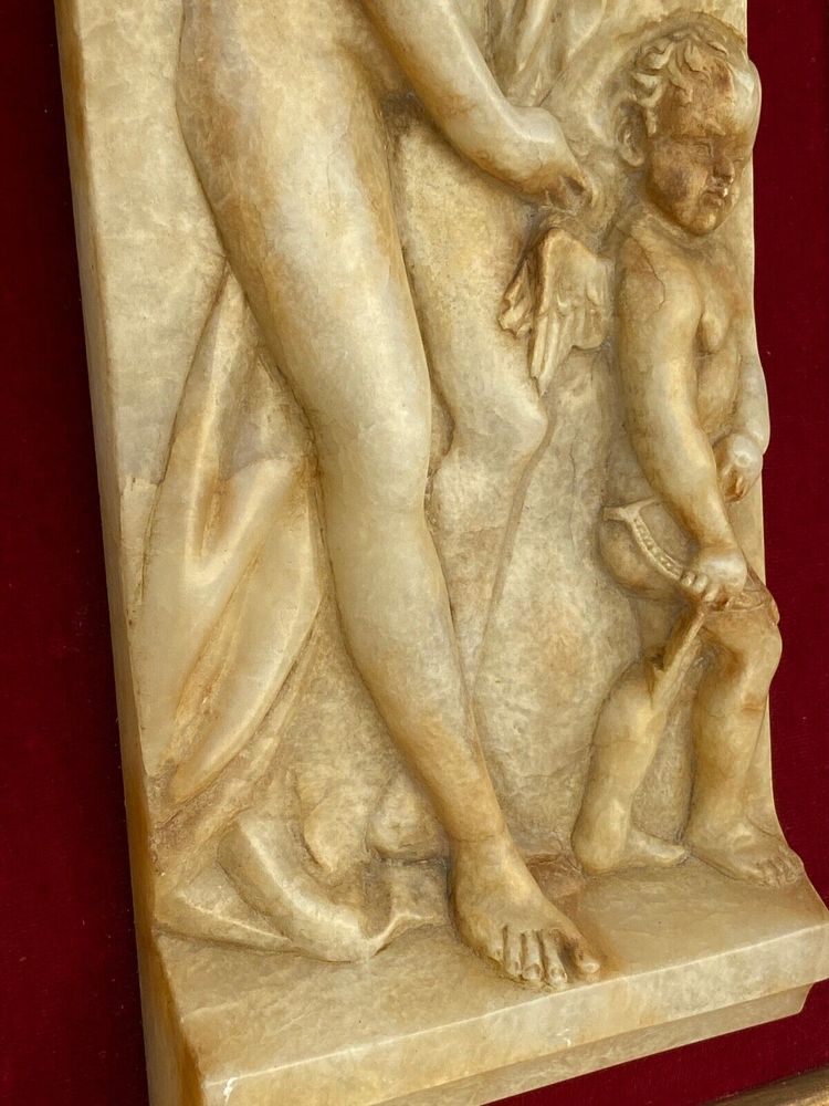 Targa in alabastro con bassorilievo Venus aux Amours Cornice in velluto rosso dorato del XIX secolo