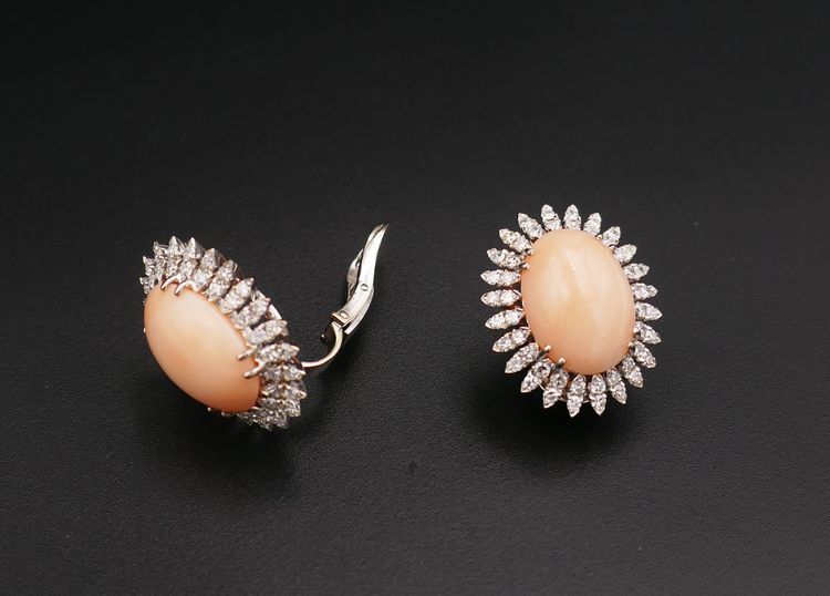 Orecchini Peau d'Ange in corallo con diamanti, oro 18 carati.