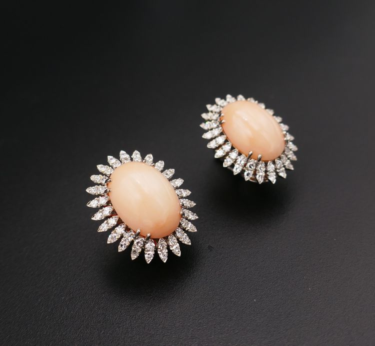 Orecchini Peau d'Ange in corallo con diamanti, oro 18 carati.