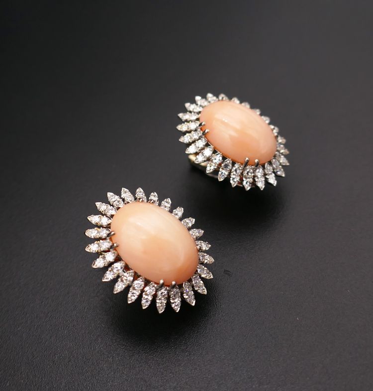 Orecchini Peau d'Ange in corallo con diamanti, oro 18 carati.