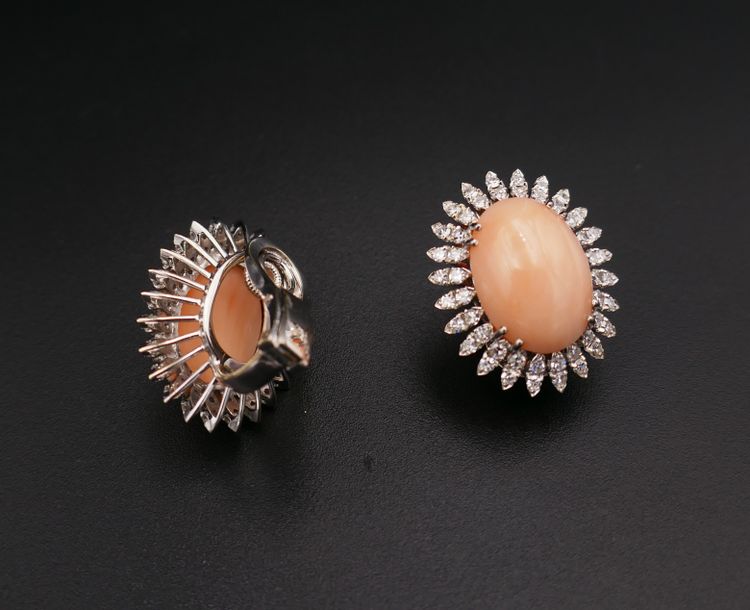 Orecchini Peau d'Ange in corallo con diamanti, oro 18 carati.