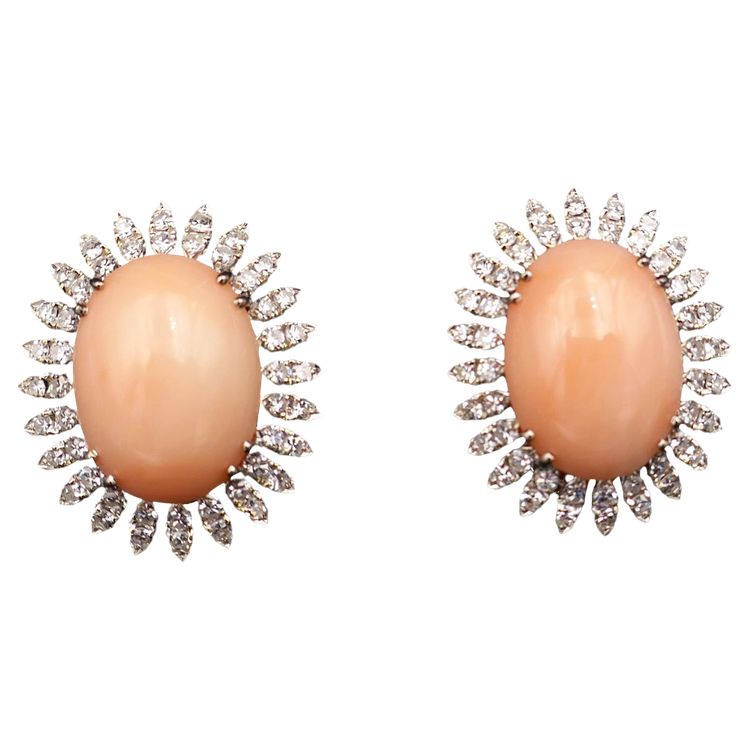 Orecchini Peau d'Ange in corallo con diamanti, oro 18 carati.