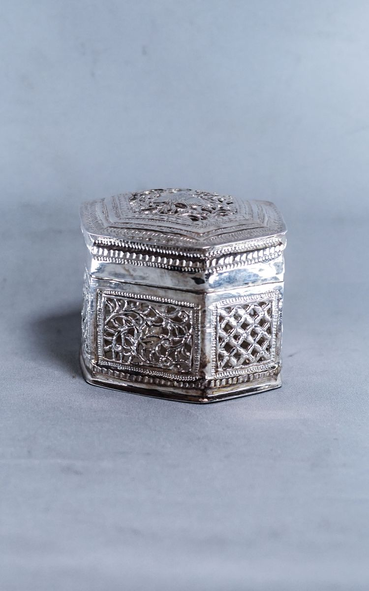 Hexagonal silver betel lime box Burma 79g