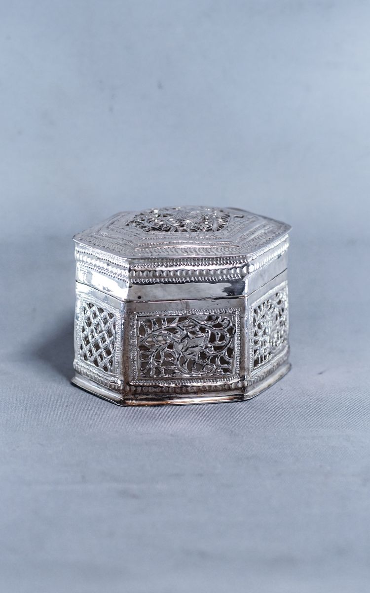Hexagonal silver betel lime box Burma 79g