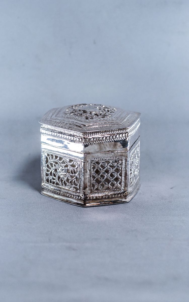 Hexagonal silver betel lime box Burma 79g