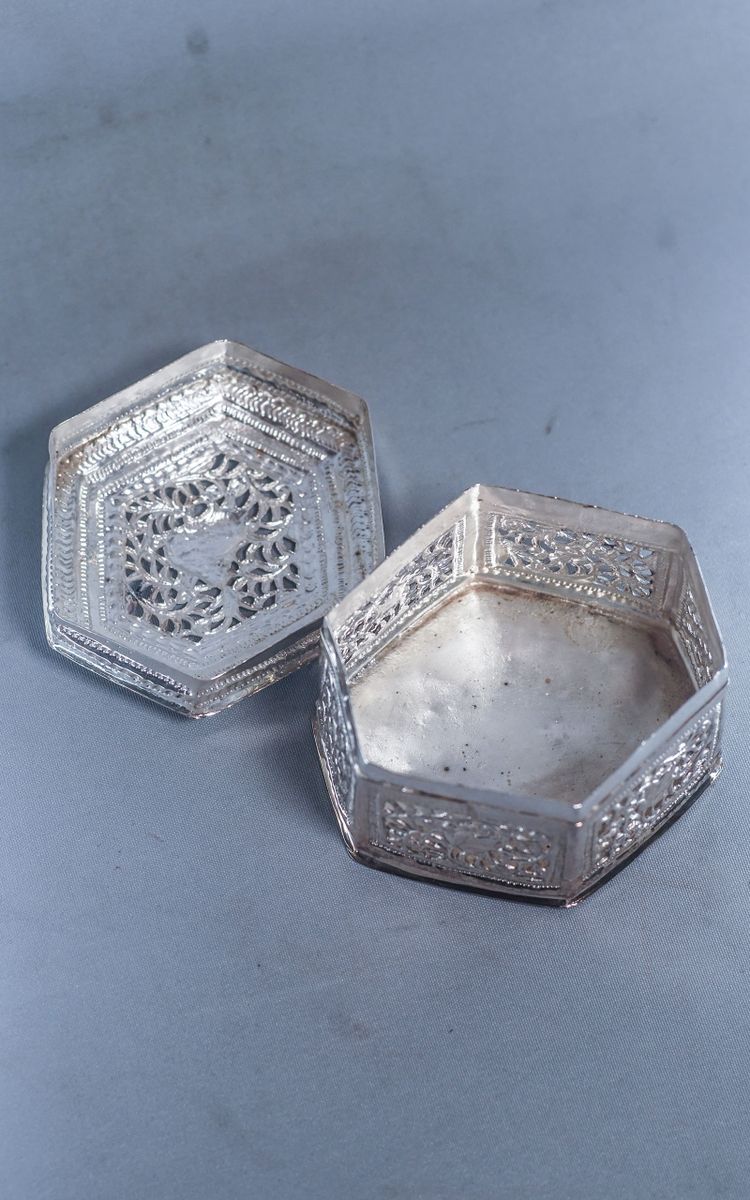 Hexagonal silver betel lime box Burma 79g