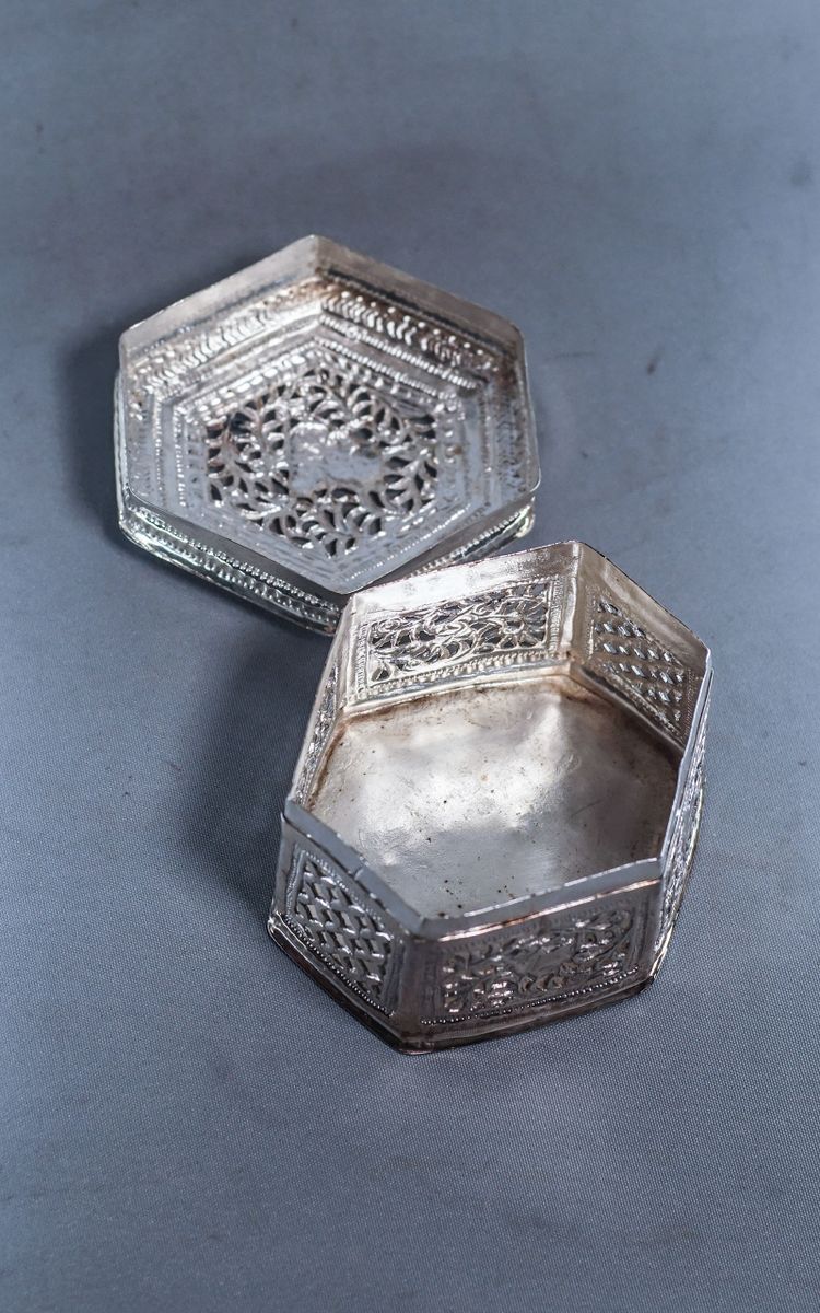 Hexagonal silver betel lime box Burma 79g