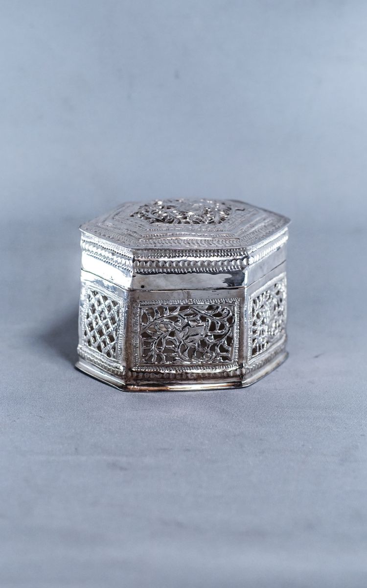 Hexagonal silver betel lime box Burma 79g