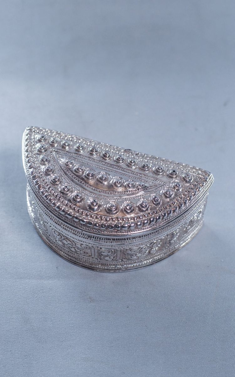 Scatola di betel lime birmana d'argento a mezza luna 117g