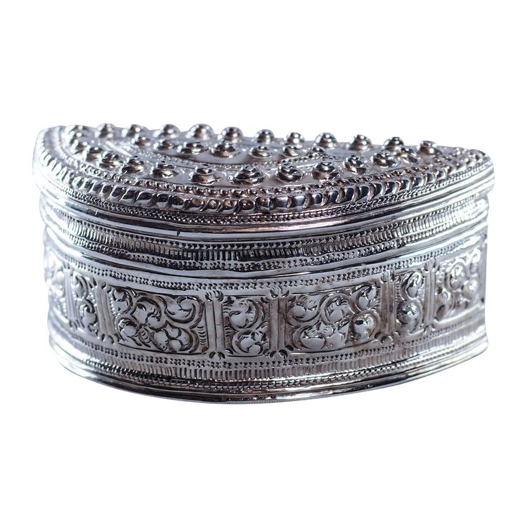 Scatola di betel lime birmana d'argento a mezza luna 117g