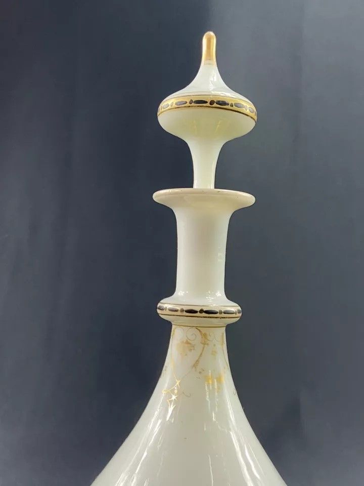 Decanter da notte in opalina bianca con riflessi dorati dell'inizio del XIX secolo