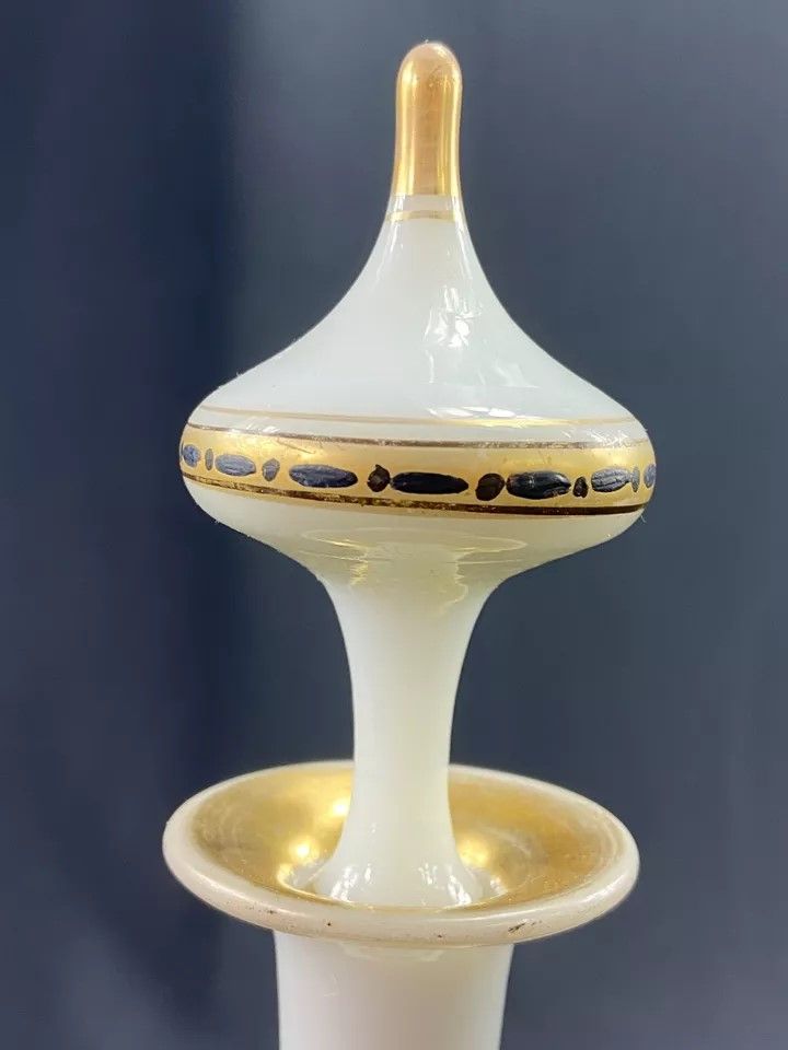 Decanter da notte in opalina bianca con riflessi dorati dell'inizio del XIX secolo