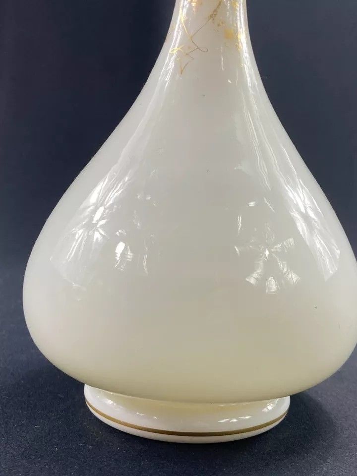 Decanter da notte in opalina bianca con riflessi dorati dell'inizio del XIX secolo