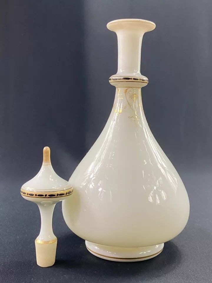 Decanter da notte in opalina bianca con riflessi dorati dell'inizio del XIX secolo