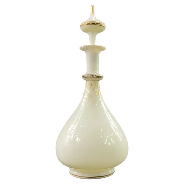 Decanter da notte in opalina bianca con riflessi dorati dell'inizio del XIX secolo