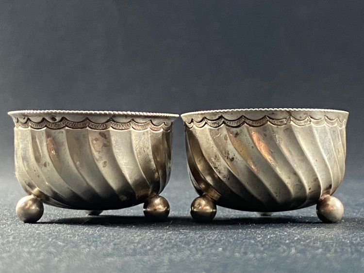 Ein Paar Salzstreuer aus massivem Silber mit Rüsselkäfer-Stempel