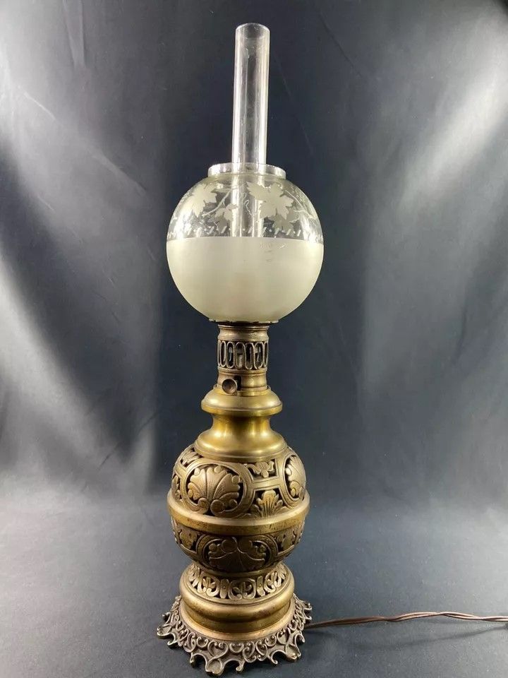 Grande lampe XIXe électrifiée en laiton à décor ajouré de style Louis XIII