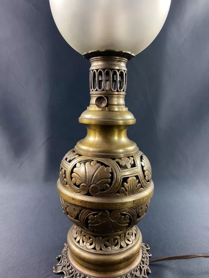 Grande lampe XIXe électrifiée en laiton à décor ajouré de style Louis XIII