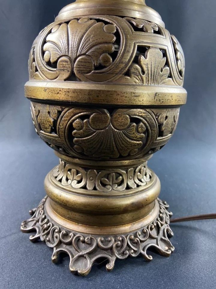 Grande lampe XIXe électrifiée en laiton à décor ajouré de style Louis XIII